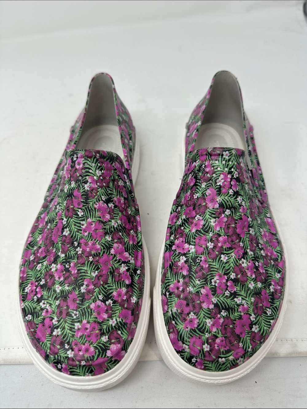 Crocs Size 6 - Picture 3 of 6
